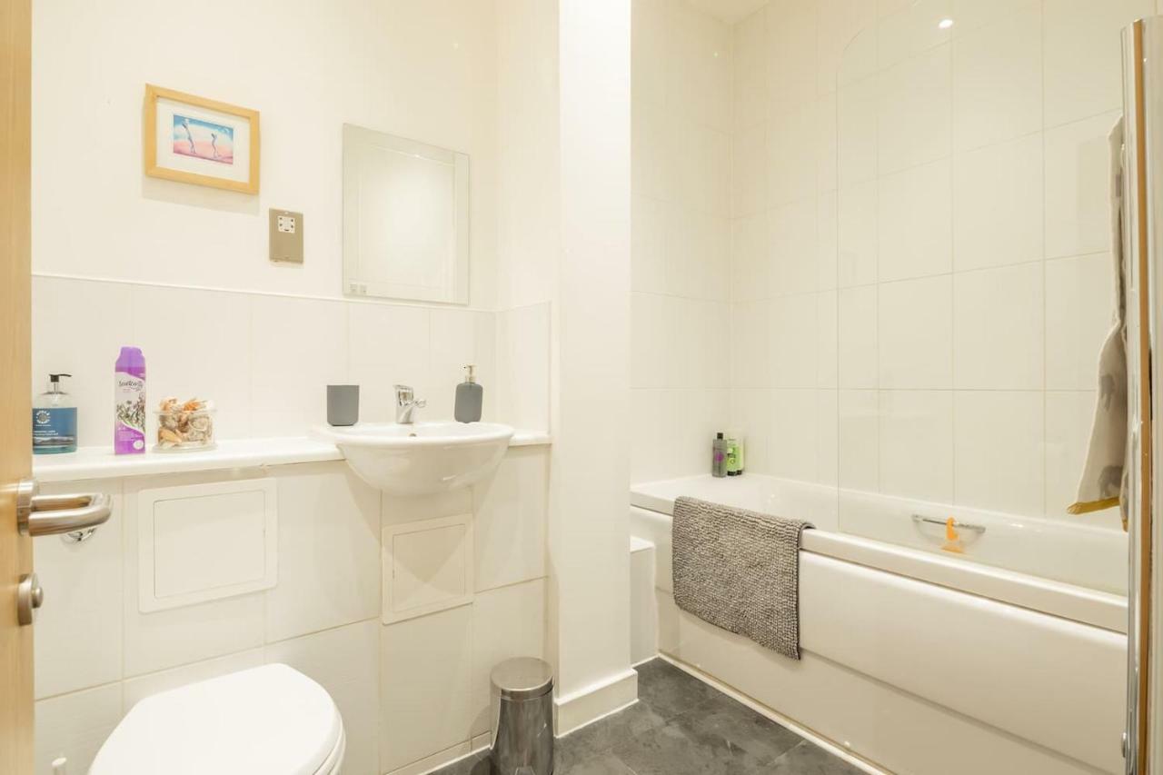 Central Bedford: Two Bedrooms, Breakfast Basket Экстерьер фото